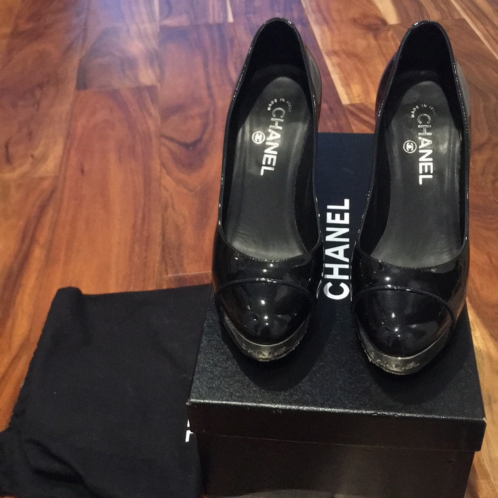 Chanel platform pump